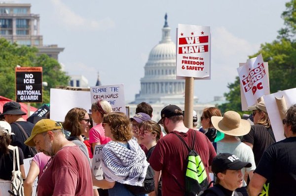 配资头条官网 华盛顿特区爆发大规模游行示威，抗议美政府部署国民警卫队